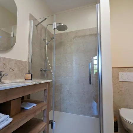 Maison Lumineuse Avec Cuisine Equipee, 3 Avec Sde & Wc Privatifs, Garage Et Wifi - - Fr-1-653-246 *