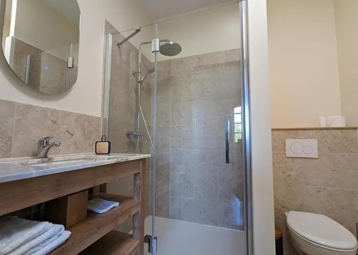 Maison Lumineuse Avec Cuisine Equipee, 3 Avec Sde & Wc Privatifs, Garage Et Wifi - - Fr-1-653-246 *